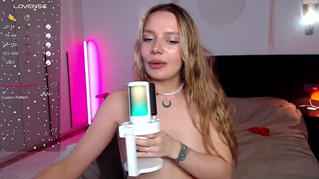 LunaticaBae online show from 15, 3, 2025