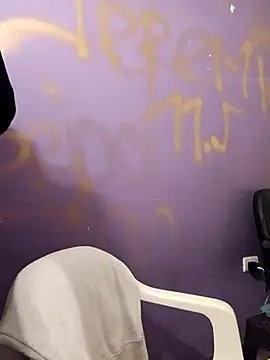 Snapshot of LeonRoots chatting on 23, 12, 2025 LeonRoots online show from 23, 12, 2025