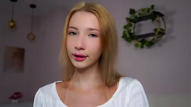 Snapshot of SunnivaCovil chatting on 18, 10, 2025 SunnivaCovil online show from 18, 10, 2025