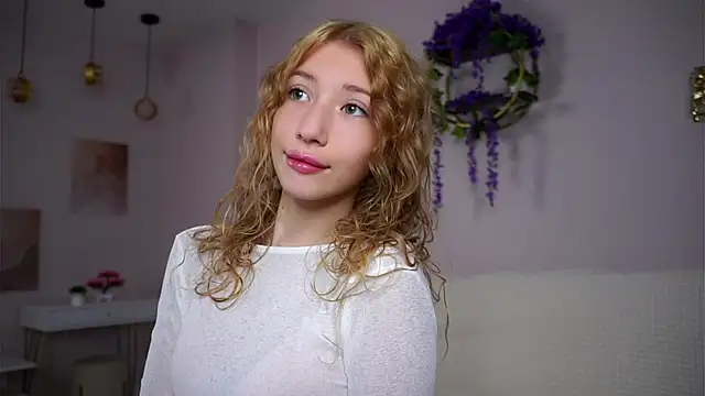 Snapshot of SunnivaCovil chatting on 25, 10, 2025 SunnivaCovil online show from 25, 10, 2025