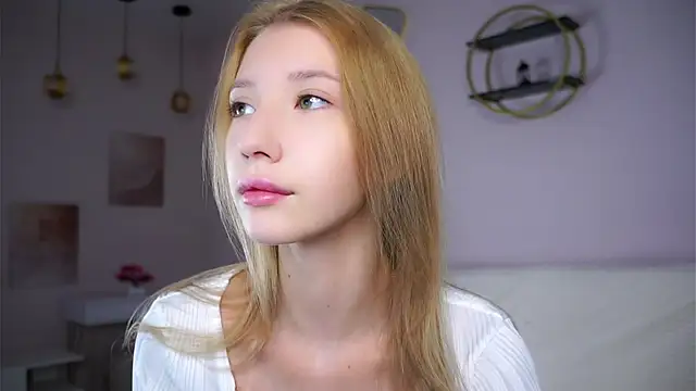 Snapshot of SunnivaCovil chatting on 3, 11, 2025 SunnivaCovil online show from 3, 11, 2025