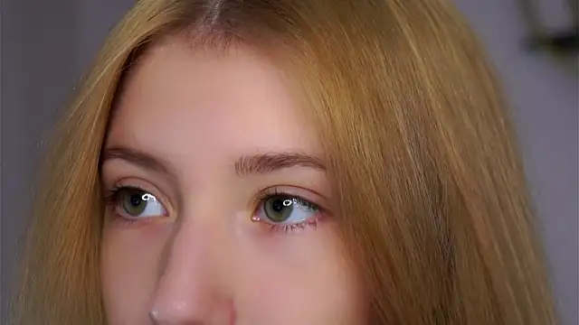 Snapshot of SunnivaCovil chatting on 11, 11, 2025 SunnivaCovil online show from 11, 11, 2025