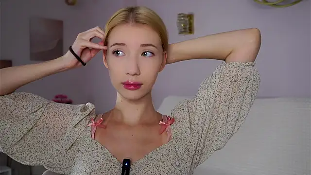 Snapshot of SunnivaCovil chatting on 23, 11, 2025 SunnivaCovil online show from 23, 11, 2025