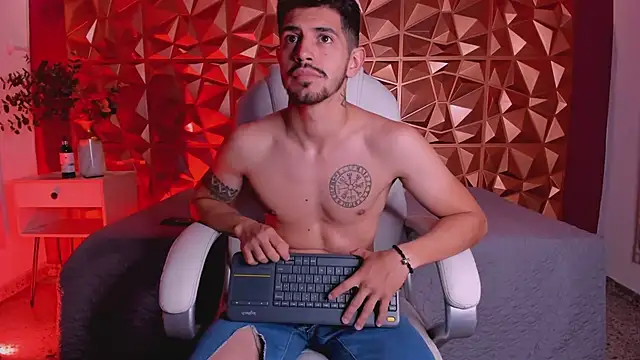 Snapshot of AlejandroStormm chatting on 7, 3, 2025 AlejandroStormm online show from 7, 3, 2025