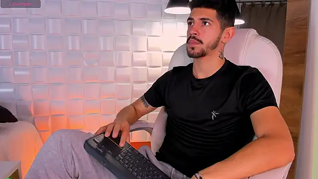 Snapshot of AlejandroStormm chatting on 9, 9, 2025 AlejandroStormm online show from 9, 9, 2025