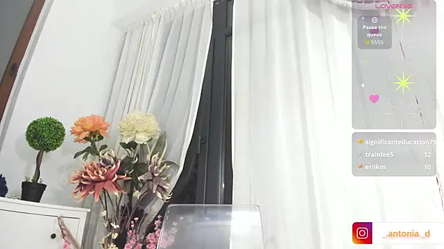 Snapshot of Bella_Posh chatting on 14, 11, 2025 Bella Posh online show from 14, 11, 2025