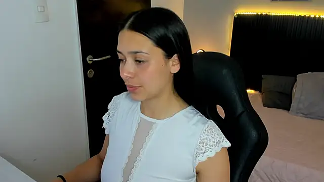 Snapshot of angeline_davies chatting on 22, 10, 2025 angeline davies online show from 22, 10, 2025