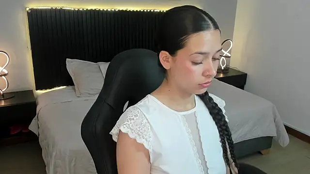 Snapshot of angeline_davies chatting on 28, 10, 2025 angeline davies online show from 28, 10, 2025