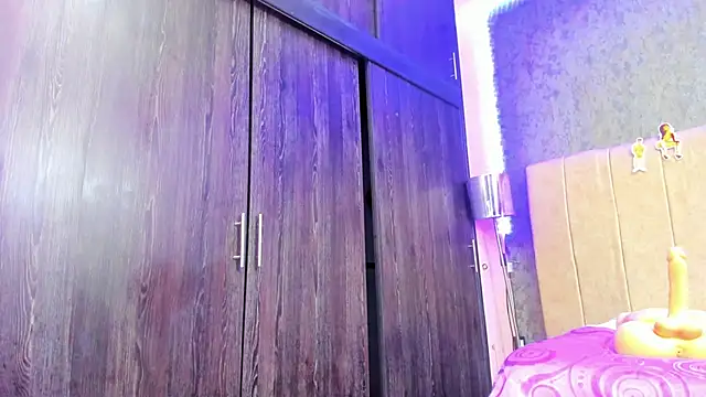 Snapshot of ava-am chatting on 8, 11, 2025 ava-am online show from 8, 11, 2025