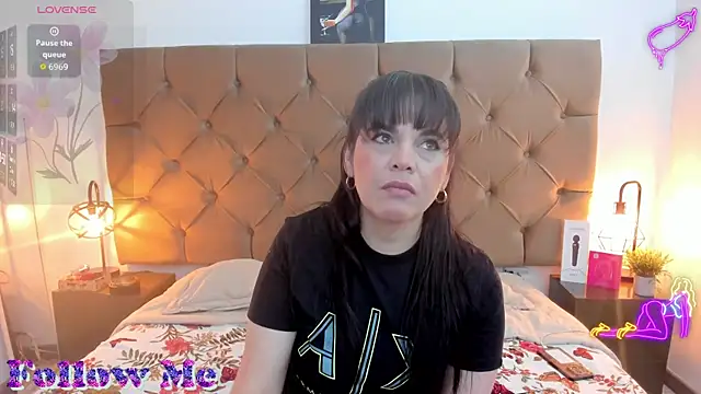 laura hotties online show from 10, 4, 2026