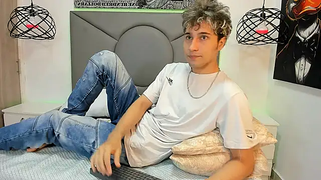 Snapshot of buddy_whitte chatting on 27, 10, 2025 buddy whitte online show from 27, 10, 2025