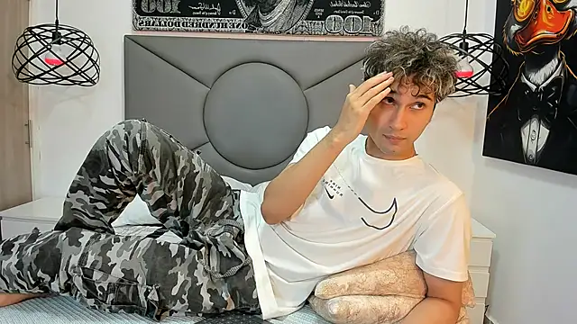 Snapshot of buddy_whitte chatting on 28, 10, 2025 buddy whitte online show from 28, 10, 2025