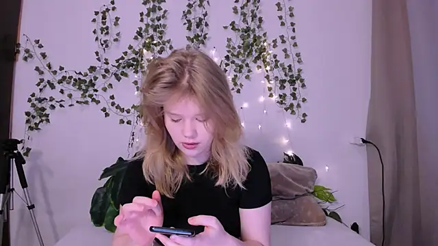 LaseyMoon online show from 14, 3, 2025