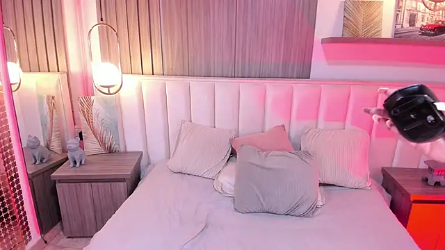 Nicoll Evans  online show from 6, 3, 2025