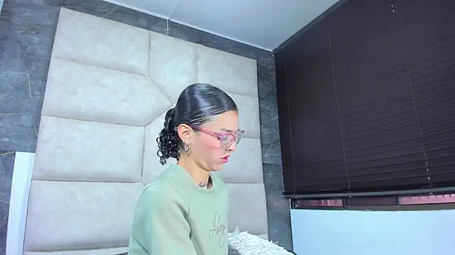 Snapshot of Vaiolett_Smith chatting on 13, 4, 2026 Vaiolett Smith online show from 13, 4, 2026