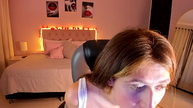 Snapshot of Emily_Warren_ chatting on 22, 4, 2026 Emily Warren online show from 22, 4, 2026