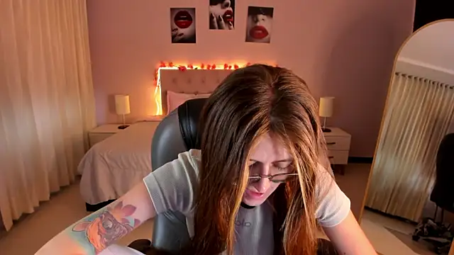 Snapshot of Emily_Warren_ chatting on 24, 4, 2026 Emily Warren online show from 24, 4, 2026