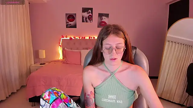 Snapshot of Emily_Warren_ chatting on 5, 6, 2026 Emily Warren online show from 5, 6, 2026