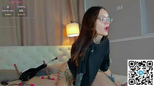 Snapshot of Selena_Sharp chatting on 4, 7, 2026 Selena Sharp online show from 4, 7, 2026