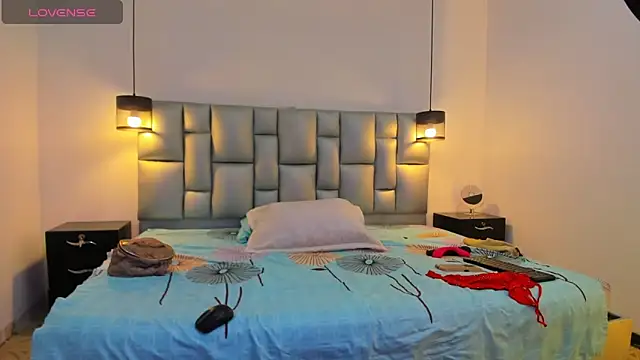 Snapshot of LunaaSweett chatting on 15, 12, 2025 LunaaSweett online show from 15, 12, 2025