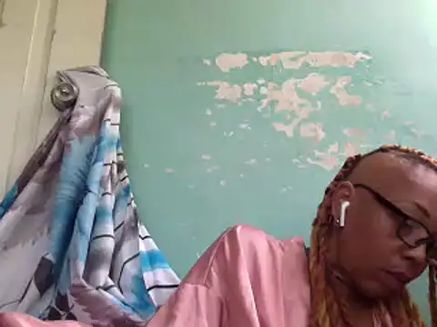 Snapshot of Ladyzee25 chatting on 2, 7, 2026 Ladyzee25 online show from 2, 7, 2026