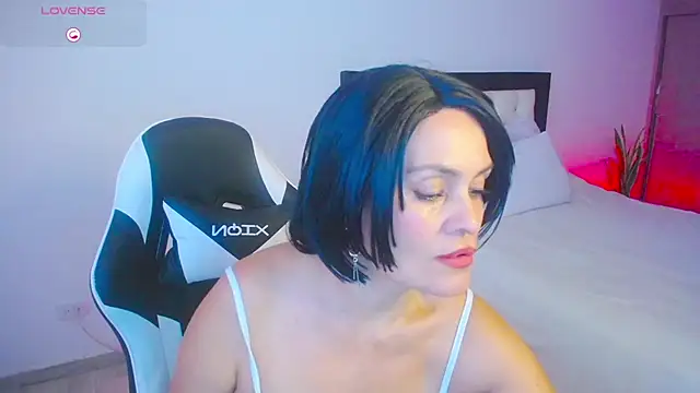 Snapshot of CarolinneFiotti chatting on 18, 10, 2025 CarolinneFiotti online show from 18, 10, 2025