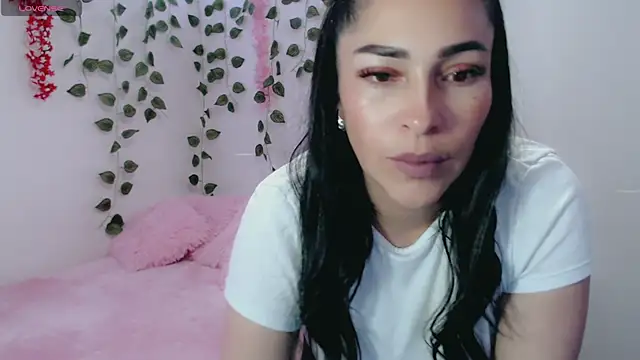 luna lgomez  online show from 8, 3, 2025