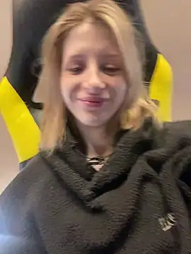 Snapshot of amorearte_m chatting on 2, 3, 2025 amorearte m online show from 2, 3, 2025