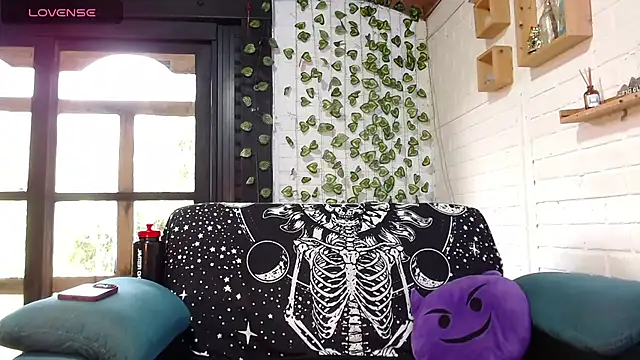 LiraSonnett online show from 1, 12, 2025