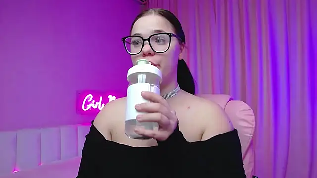 Snapshot of Eliss_Shyyo chatting on 4, 3, 2025 Eliss Shyyo online show from 4, 3, 2025