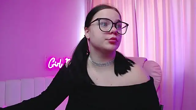 Snapshot of Eliss_Shyyo chatting on 4, 3, 2025 Eliss Shyyo online show from 4, 3, 2025