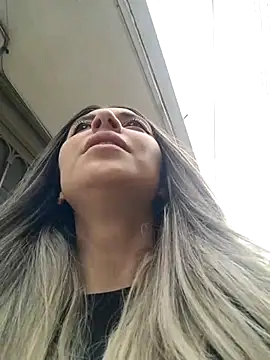 Isabella Varella online show from 4, 3, 2025