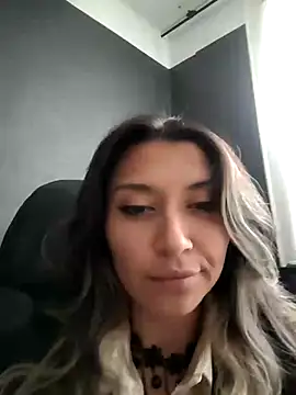 Isabella Varella online show from 10, 3, 2025