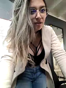 Isabella Varella online show from 20, 3, 2025