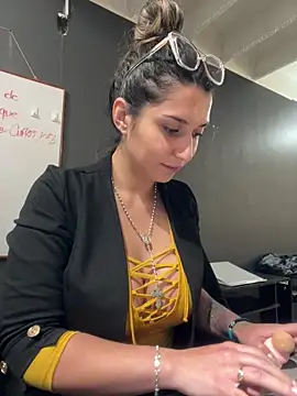 Isabella Varella online show from 20, 11, 2025