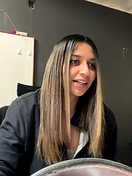 Isabella Varella online show from 21, 11, 2025