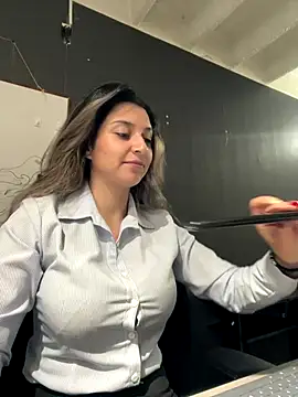 Isabella Varella online show from 1, 12, 2025