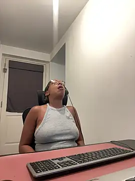 Snapshot of Melia_Rayne chatting on 22, 7, 2026 Melia Rayne online show from 22, 7, 2026