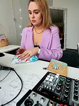 Juicy PeachLux online show from 14, 3, 2025