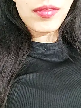 Snapshot of saraaxx1 chatting on 11, 11, 2025 saraaxx1 online show from 11, 11, 2025