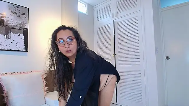 Snapshot of AlessandraLeroy chatting on 3, 6, 2026 AlessandraLeroy online show from 3, 6, 2026