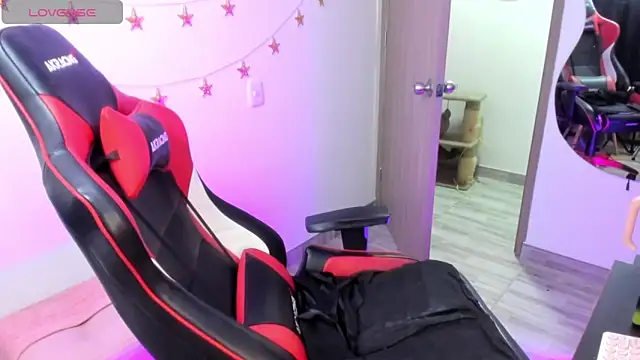 Snapshot of LindaSilverstone chatting on 19, 11, 2025 LindaSilverstone online show from 19, 11, 2025