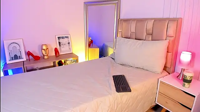 naia xo online show from 6, 11, 2025