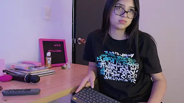 Snapshot of eva_sin18 chatting on 13, 3, 2025 eva sin18 online show from 13, 3, 2025