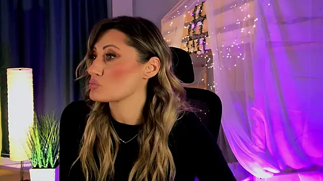 SarahAlluring online show from 15, 4, 2026