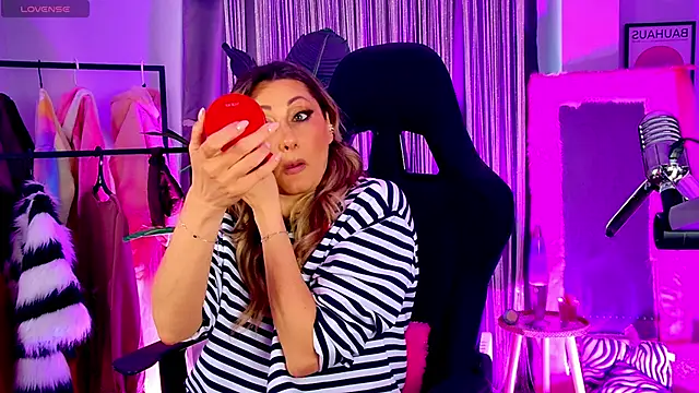 Snapshot of SarahAlluring chatting on 27, 4, 2026 SarahAlluring online show from 27, 4, 2026