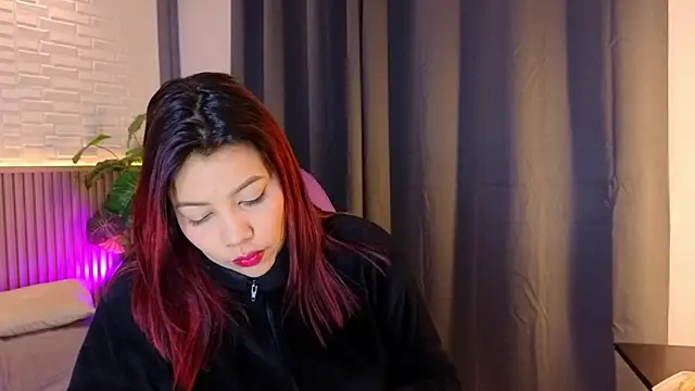 TiffanyWalk online show from 2, 12, 2025