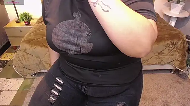 Snapshot of ailyn_maury chatting on 6, 4, 2026 ailyn maury online show from 6, 4, 2026