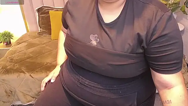 Snapshot of ailyn_maury chatting on 12, 4, 2026 ailyn maury online show from 12, 4, 2026