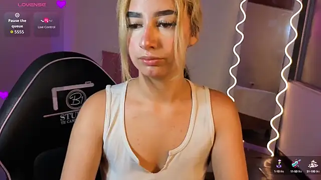 Snapshot of Malory_tay1 chatting on 8, 10, 2025 Malory tay1 online show from 8, 10, 2025